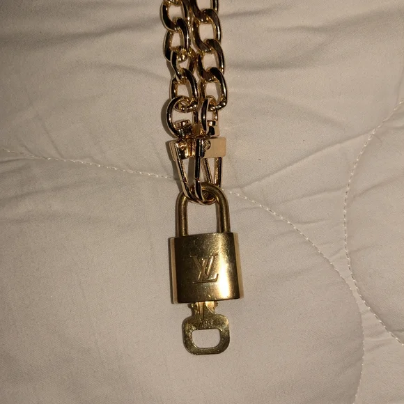 Louis Vuitton Lock, key and chain - Picture 8 of 8
